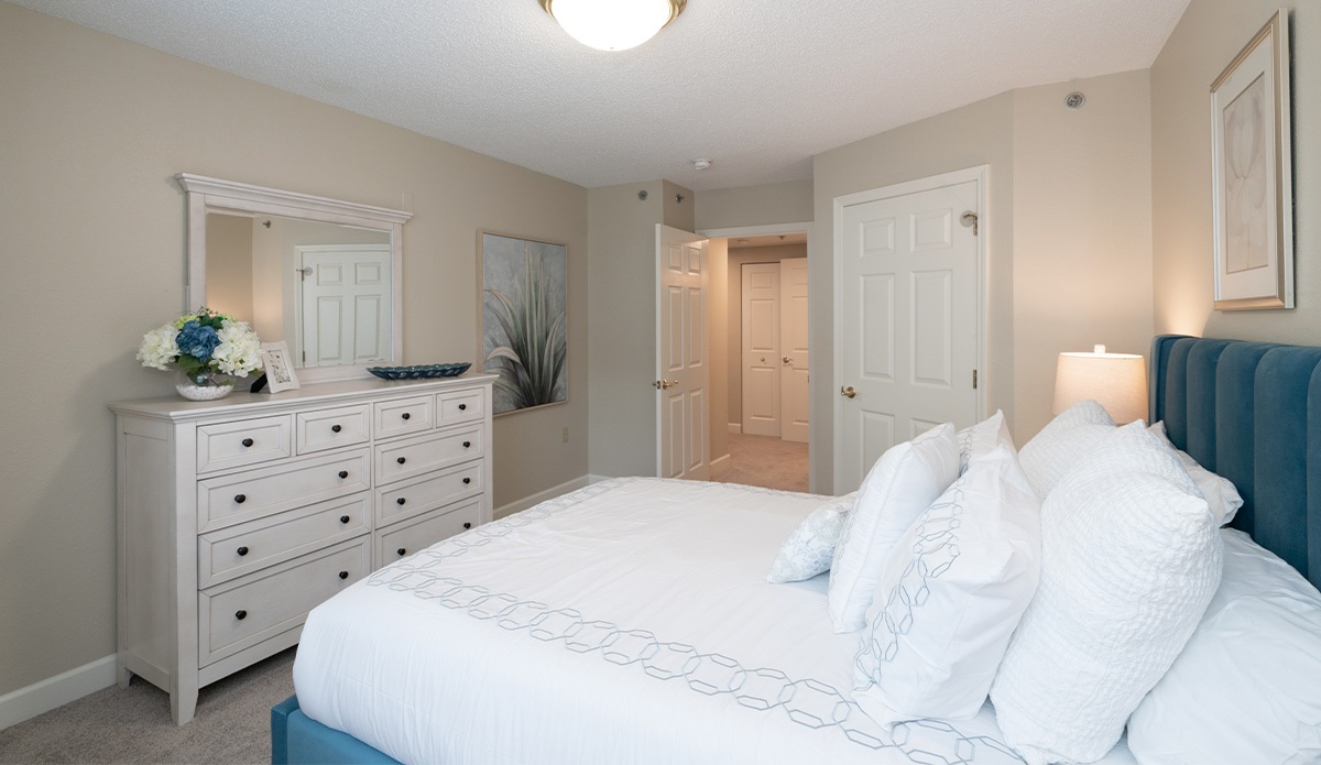 Stylish White Bedroom with single bed